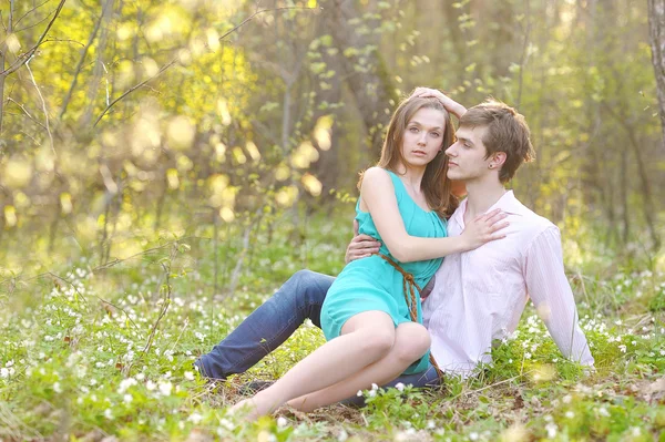 Hermosa pareja enamorada en verano — Foto de Stock