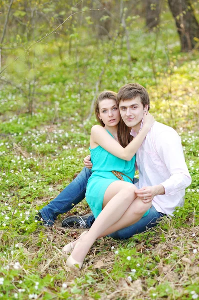 Hermosa pareja enamorada en verano — Foto de Stock