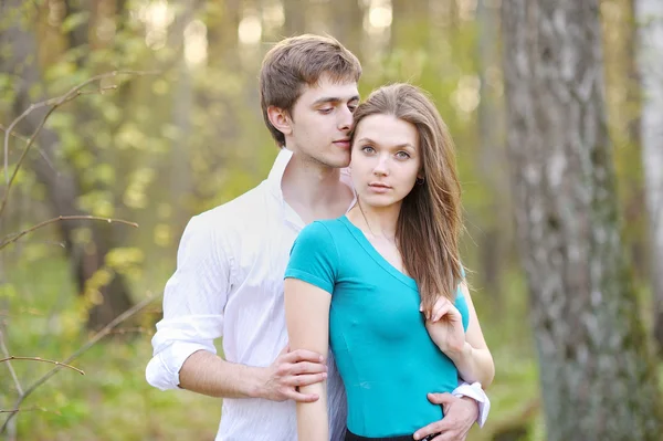 Hermosa pareja enamorada en verano — Foto de Stock