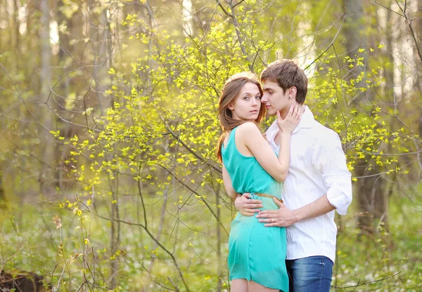 Belo casal apaixonado no verão — Fotografia de Stock