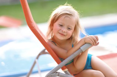 Yazın açık havada küçük bir kızın portresi.