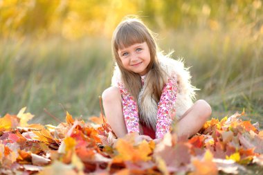 Sonbahar, açık havada küçük kız portresi