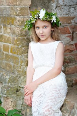 Yazın açık havada küçük bir kızın portresi.