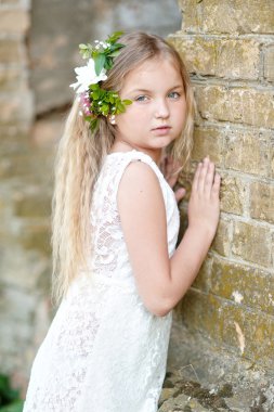 Yazın açık havada küçük bir kızın portresi.