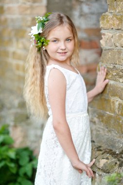 Yazın açık havada küçük bir kızın portresi.