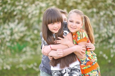 üç çocuklar yaz aylarında çayır üzerinde oyun