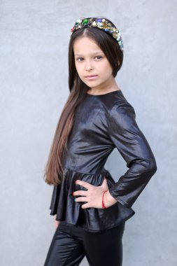 Yazın açık havada küçük bir kızın portresi.