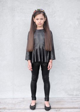 Yazın açık havada küçük bir kızın portresi.