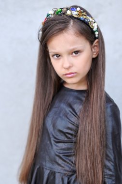 Yazın açık havada küçük bir kızın portresi.