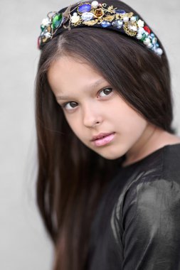 Yazın açık havada küçük bir kızın portresi.