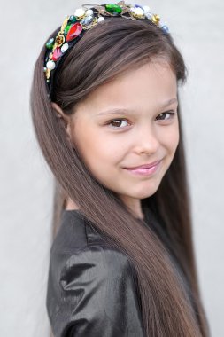 Yazın açık havada küçük bir kızın portresi.