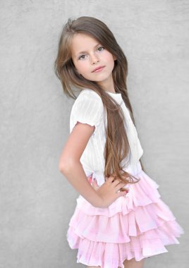 Yazın açık havada küçük bir kızın portresi.