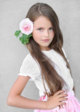 Yazın açık havada küçük bir kızın portresi.