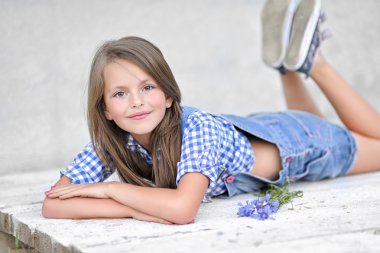 Yazın açık havada küçük bir kızın portresi.