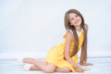 Yazın açık havada küçük bir kızın portresi.