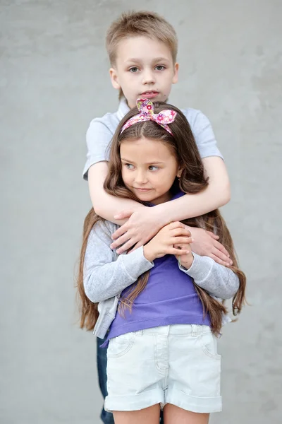 Retrato de um menino e menina no verão — Fotografia de Stock