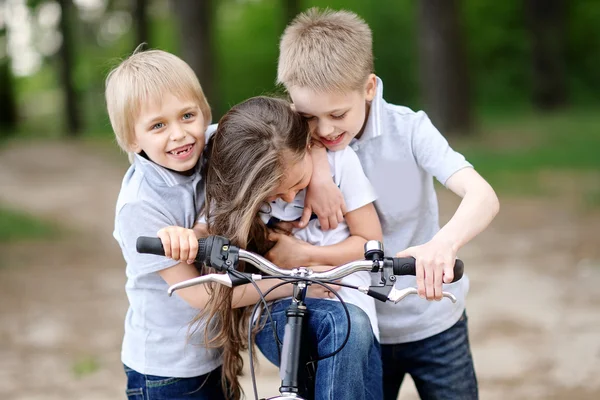 Tre barn leker på ängen i sommar — Stockfoto