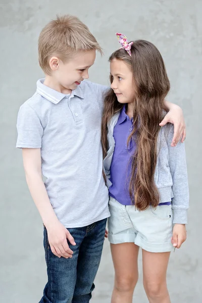 Retrato de um menino e menina no verão — Fotografia de Stock