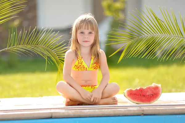 Portret van klein meisje buiten in de zomer — Stockfoto