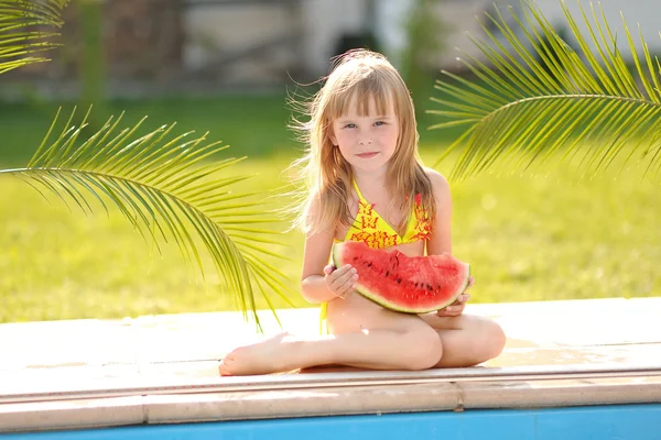 Portrait de petite fille en plein air en été — Photo