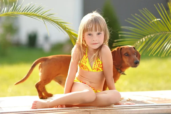 Portret van klein meisje buiten in de zomer — Stockfoto