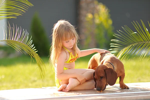 Portrait de petite fille en plein air en été — Photo