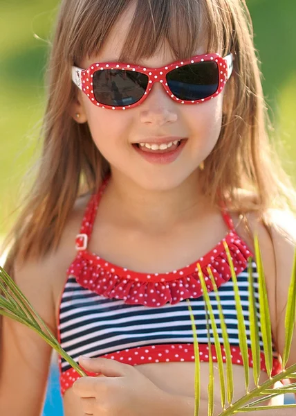 Yazın açık havada küçük bir kızın portresi.