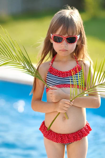 여름에 야외에서 어린 소녀의 모습 — 스톡 사진