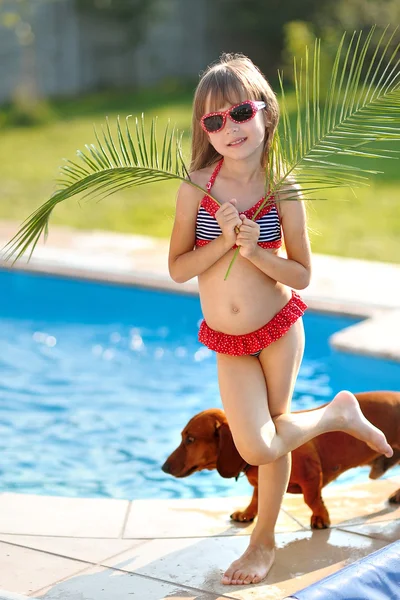 Portret van klein meisje buiten in de zomer — Stockfoto