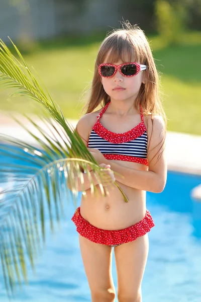 Portrait de petite fille en plein air en été — Photo