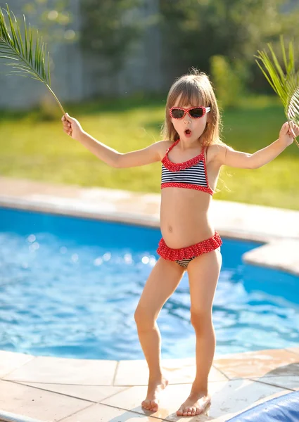 Retrato de niña al aire libre en verano — Foto de Stock