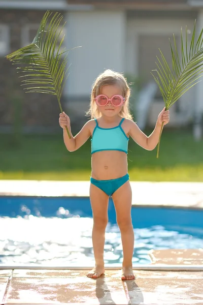 Ritratto di bambina all'aperto in estate — Foto Stock