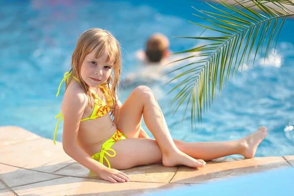 Portret van klein meisje buiten in de zomer — Stockfoto