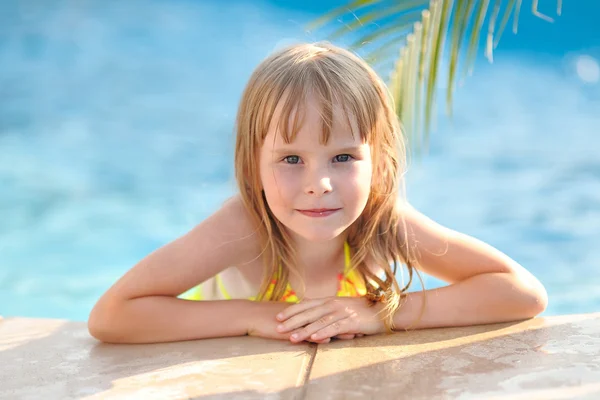 Portrait de petite fille en plein air en été — Photo