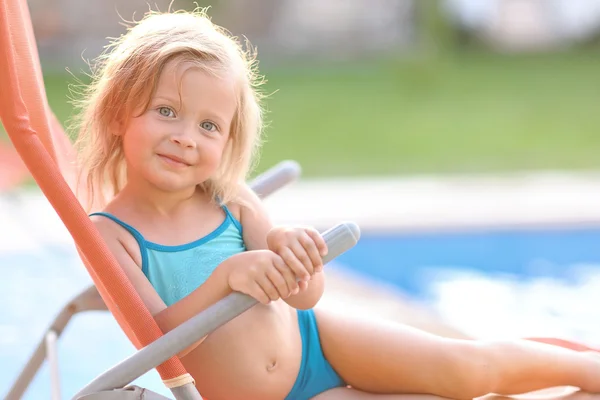 Portrait de petite fille en plein air en été — Photo