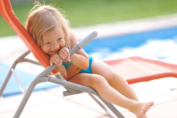 Ritratto di bambina all'aperto in estate — Foto Stock