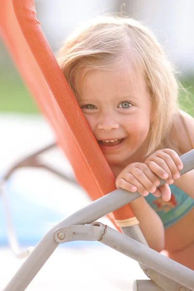 Ritratto di bambina all'aperto in estate — Foto Stock