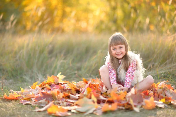 Retrato de niña al aire libre en otoño — Foto de Stock