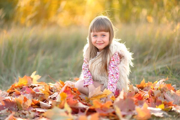 Ritratto di bambina all'aperto in autunno — Foto Stock