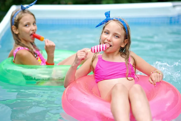 Retrato de duas meninas em uma piscina — Fotografia de Stock