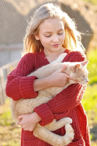 Portret van een klein meisje in de herfst tijdens oogst — Stockfoto