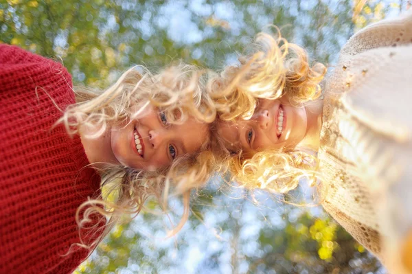 Retrato de duas irmãs durante a colheita do outono — Fotografia de Stock