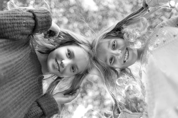 Retrato de duas irmãs durante a colheita do outono — Fotografia de Stock