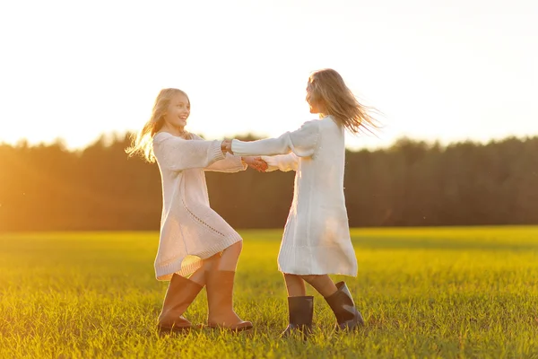 sonbaharda hasat sırasında iki kız kardeş portresi