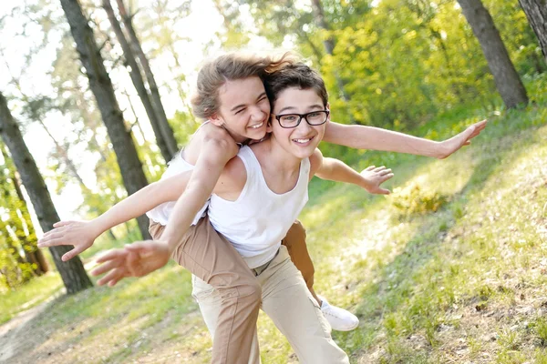 Ritratto di un ragazzo e di una ragazza in estate — Foto Stock