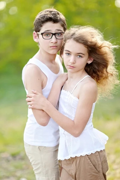 Retrato de un niño y una niña en verano — Foto de Stock