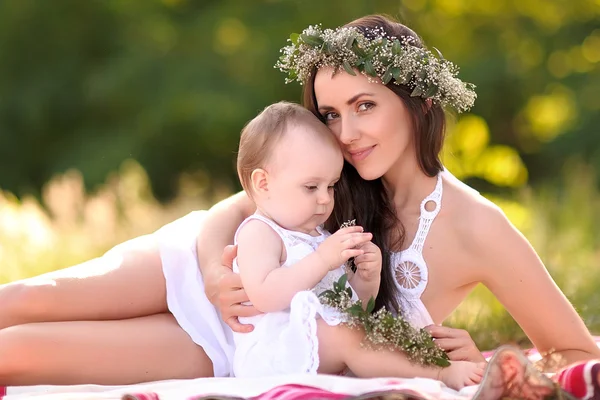 Porträtt av mor och dotter i naturen — Stockfoto