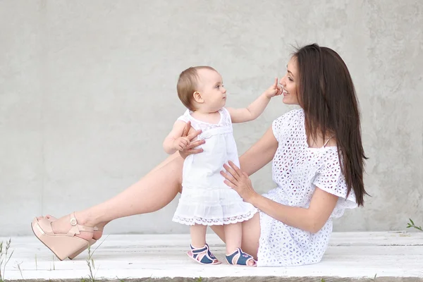 Porträtt av mor och dotter i naturen — Stockfoto