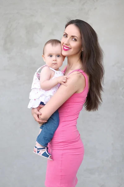 Retrato de mãe e filha na natureza — Fotografia de Stock