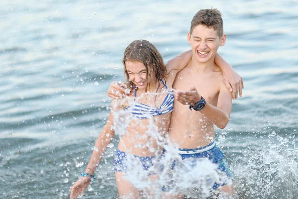 Retrato de um menino e menina no verão — Fotografia de Stock